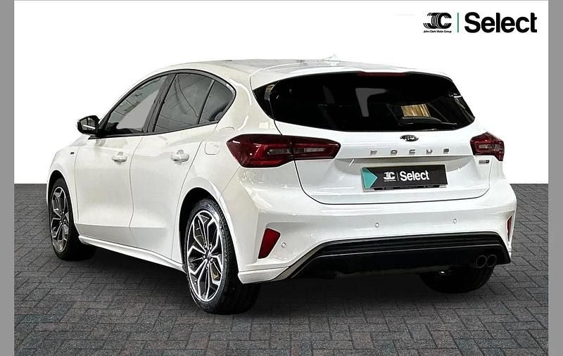 Begagnad Ford Focus ST-Line X 153 HK (112 kW) 2024 Vit Halvkombi