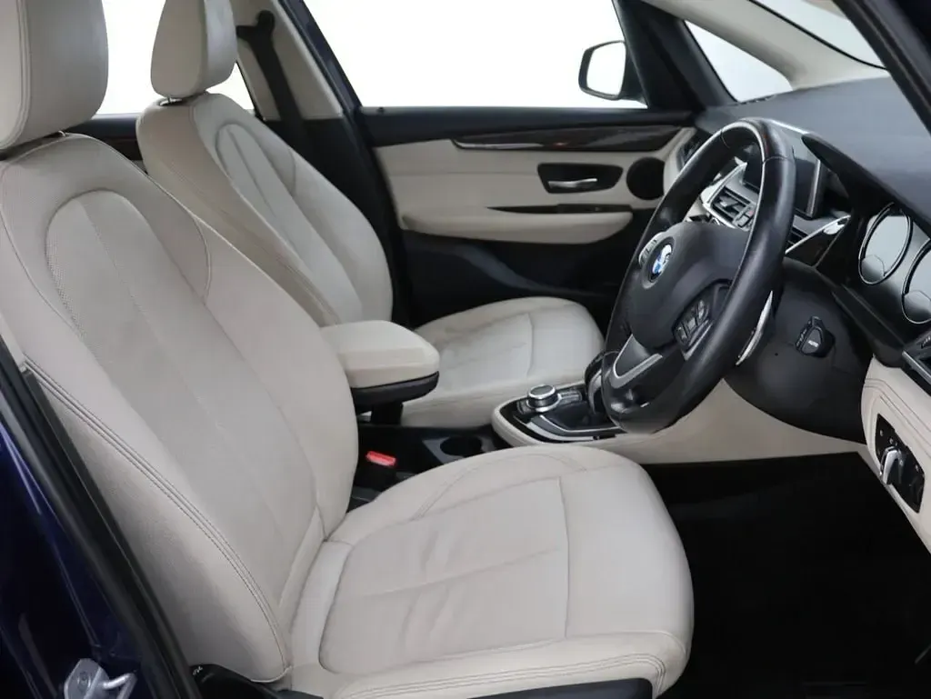 Begagnad BMW 220 Luxury Line 192 HK (141 kW) 2018 Blå Halvkombi