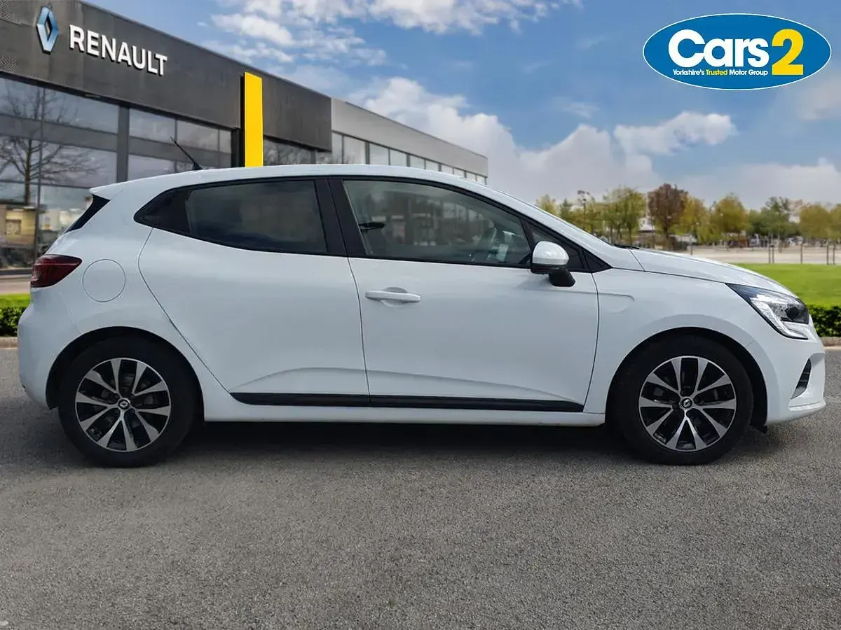Used Renault Clio Iconic 140 HP (102 kW) 2022 White Hatchback