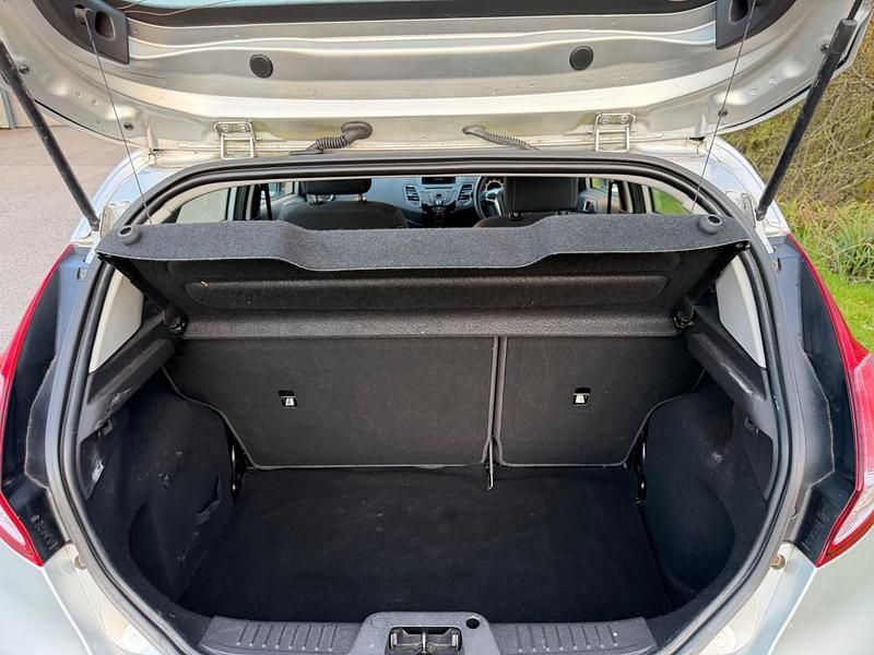 Usado Ford Fiesta Zetec 82 HP (60 kW) 2013 Prateado Citadino