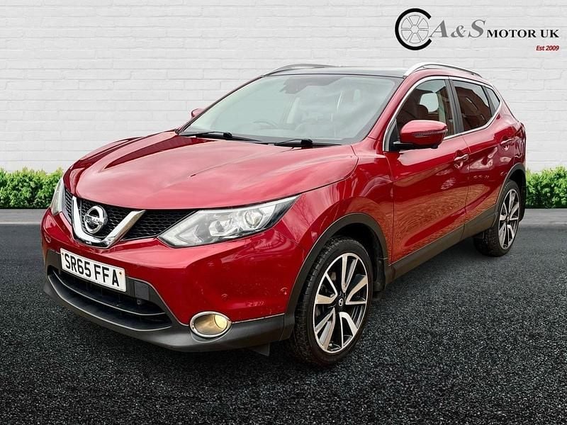 Used Nissan Qashqai Tekna 161 HP (118 kW) 2015 Red SUV
