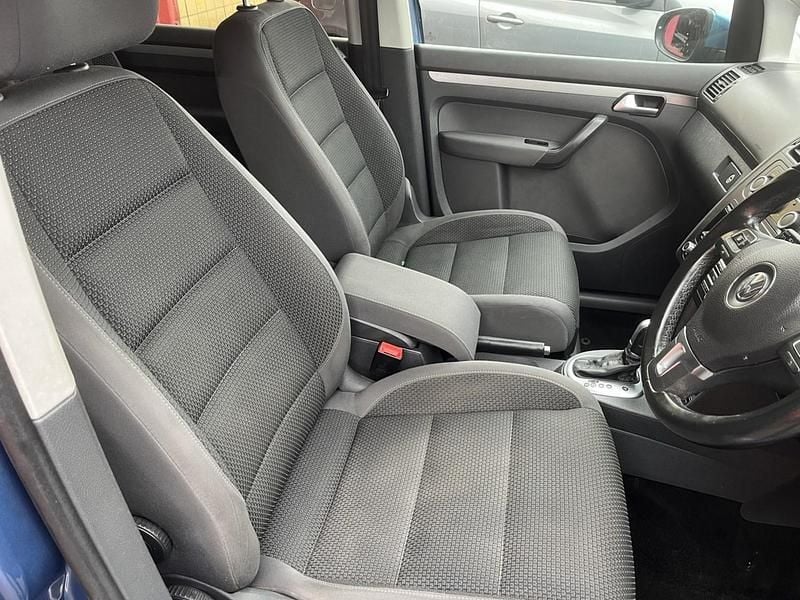Begagnad VW Touran SE 105 HK (77 kW) 2014 Blå Minibuss