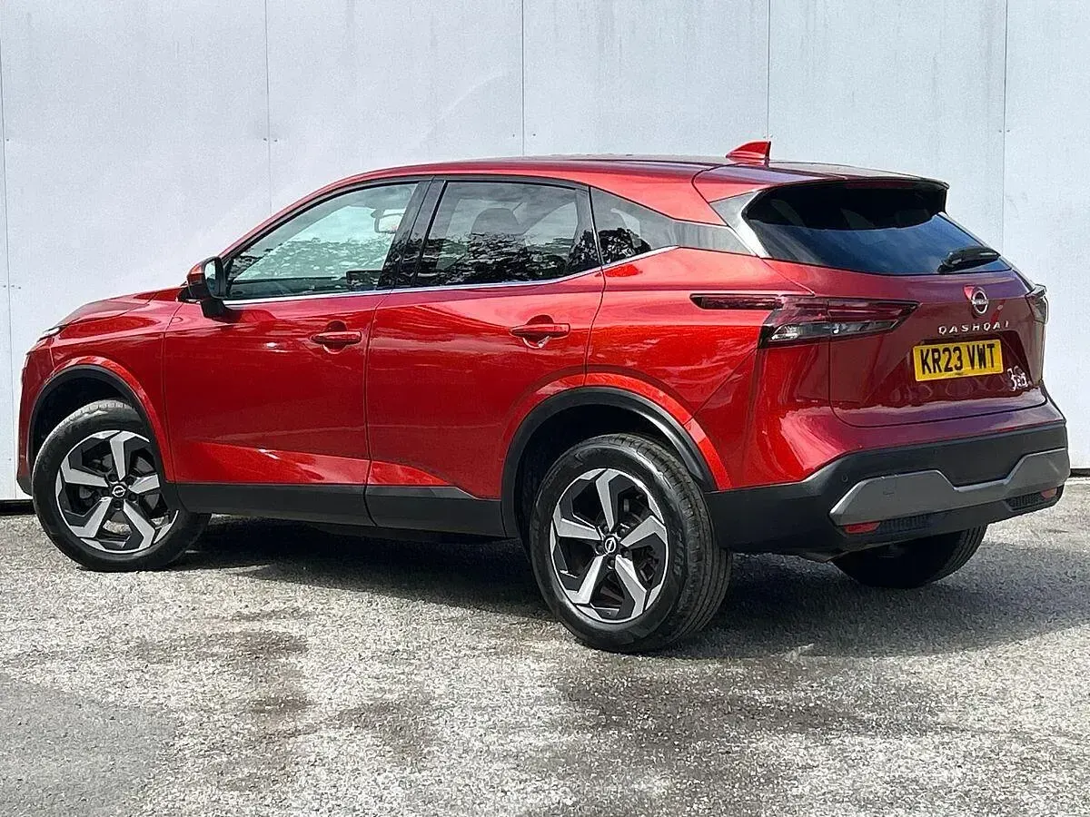 Used Nissan Qashqai N-Connecta 140 HP (102 kW) 2023 Red SUV