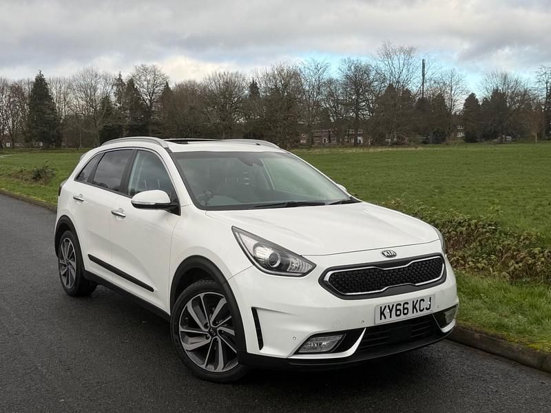 White Used 2016 Kia Niro First Edition SUV | £9,995 - Image 1/4