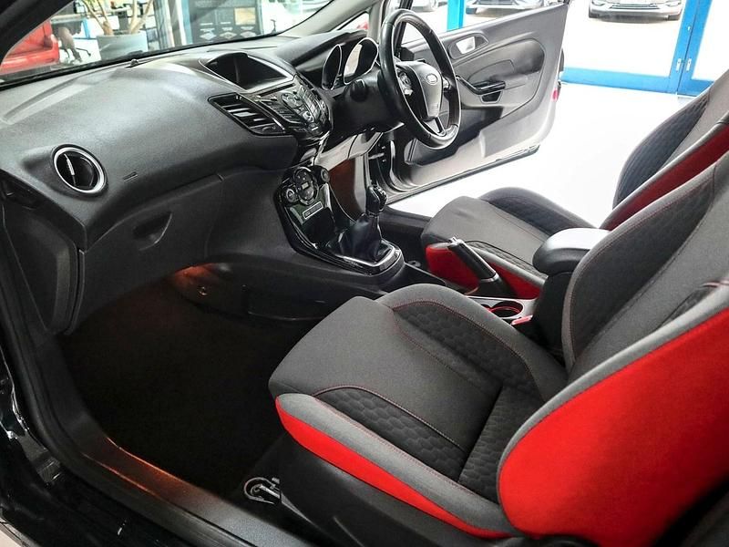 Used Ford Fiesta Zetec 140 HP (102 kW) 2015 Black Hatchback