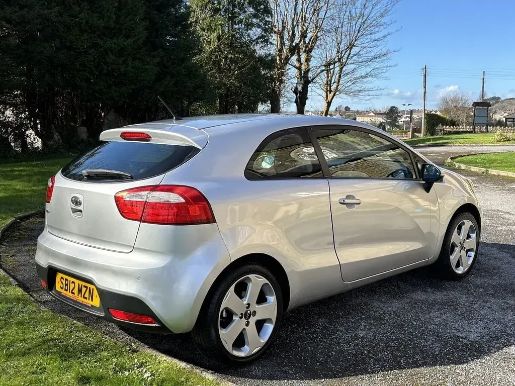 Used Kia Rio 107 HP (78 kW) 2012 Silver Hatchback