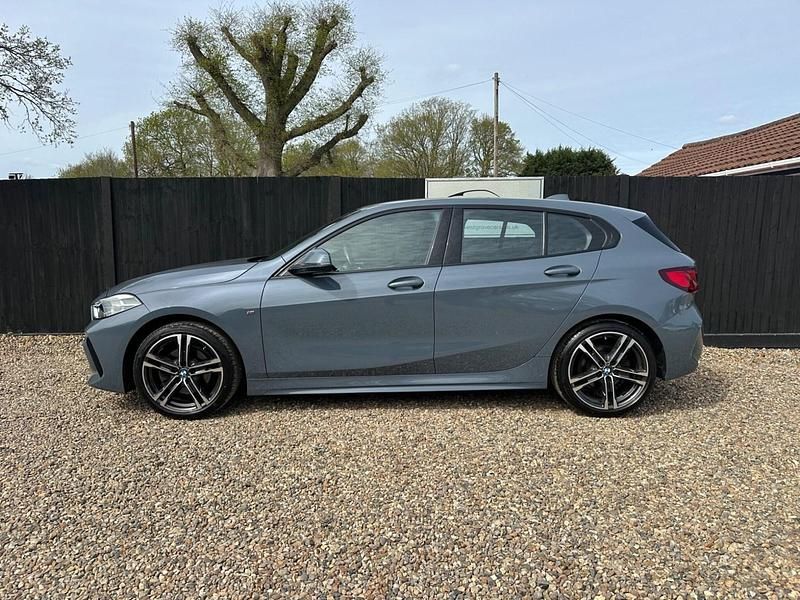 Begagnad BMW 118 M Sport 2022 Grå Halvkombi