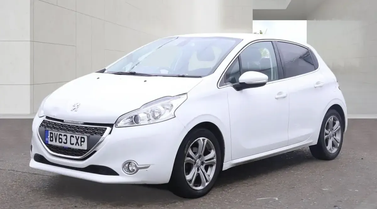 Used Peugeot 208 Allure 82 HP (60 kW) 2013 White Hatchback