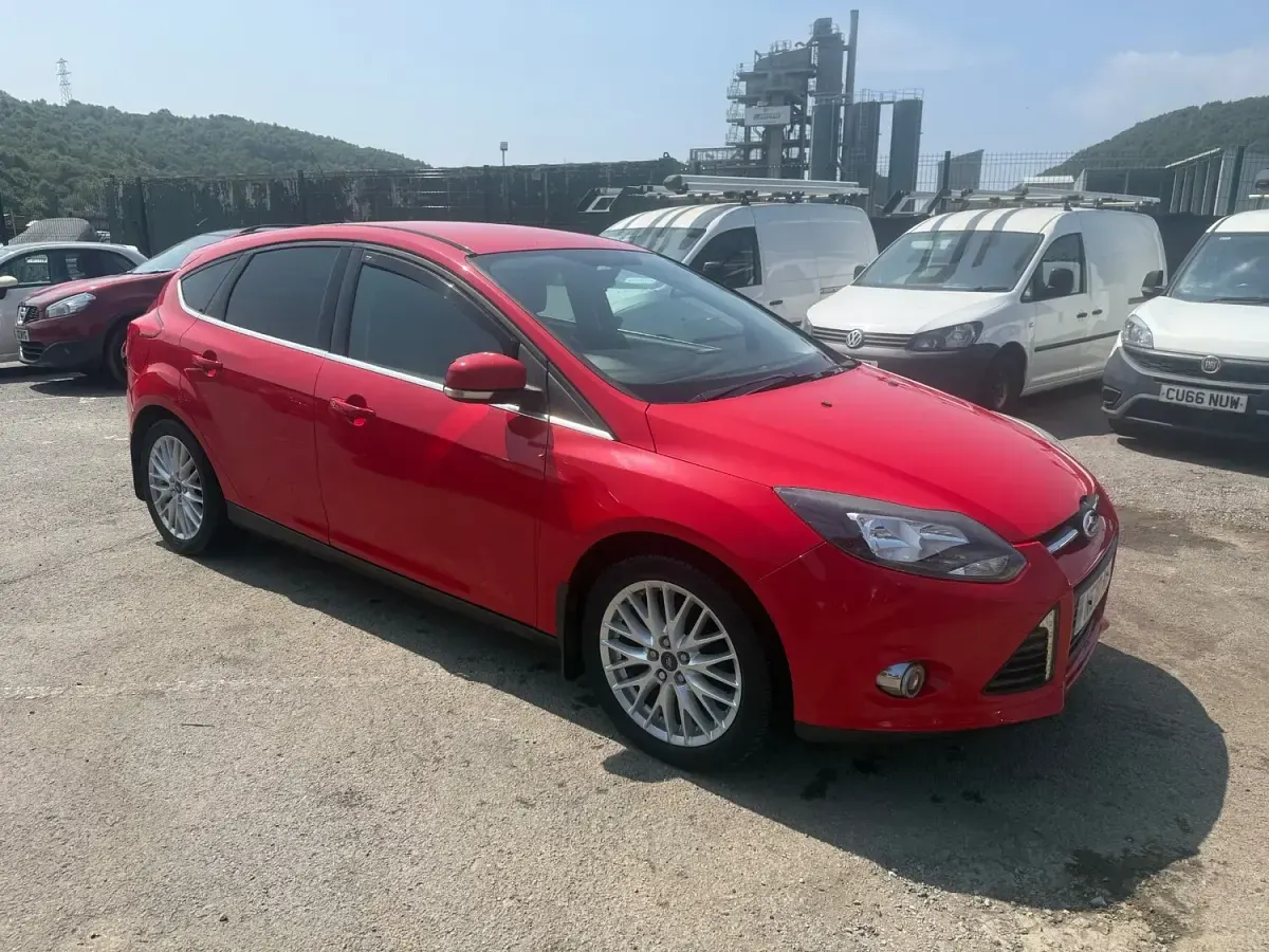 Used Ford Focus Zetec 125 HP (91 kW) 2011 Red Hatchback