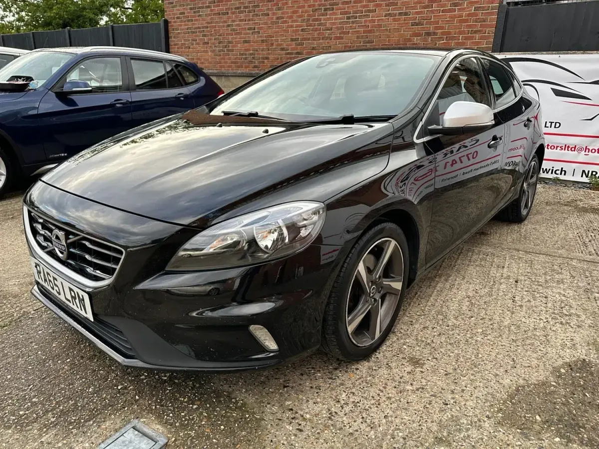 Używany Volvo V40 R-Design 122 KM (89 kW) 2016 Czarny Hatchback