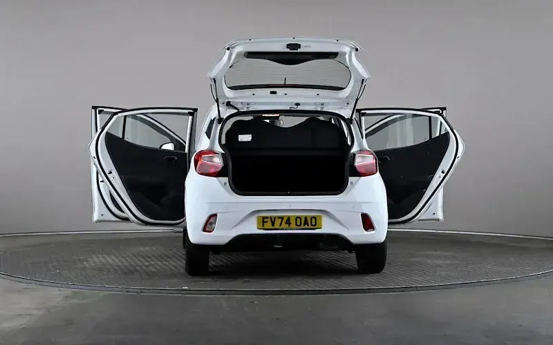 Used Hyundai i10 Advanced 63 HP (46 kW) 2024 White Hatchback