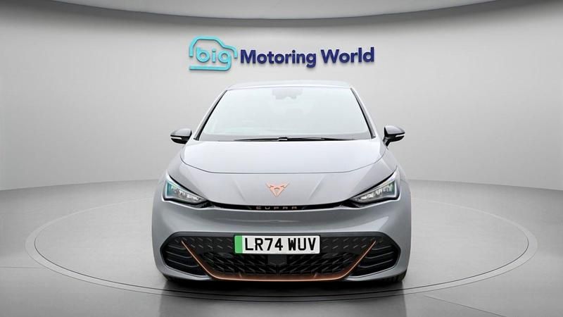 Begagnad Cupra Born e-Boost 169 kW (231 HK) 2024 Grå Halvkombi