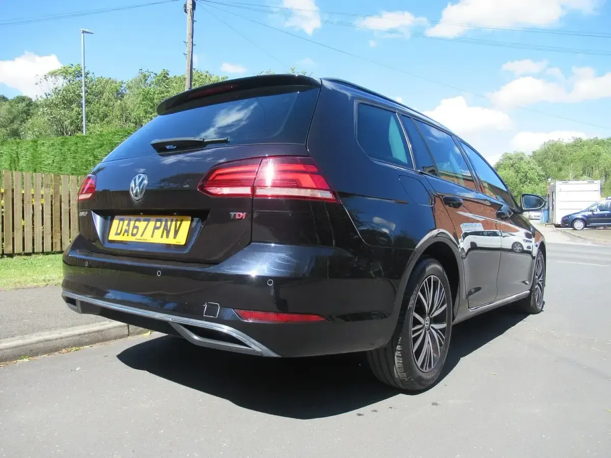 Used VW Golf VII SE 115 HP (84 kW) 2017 Black Estate