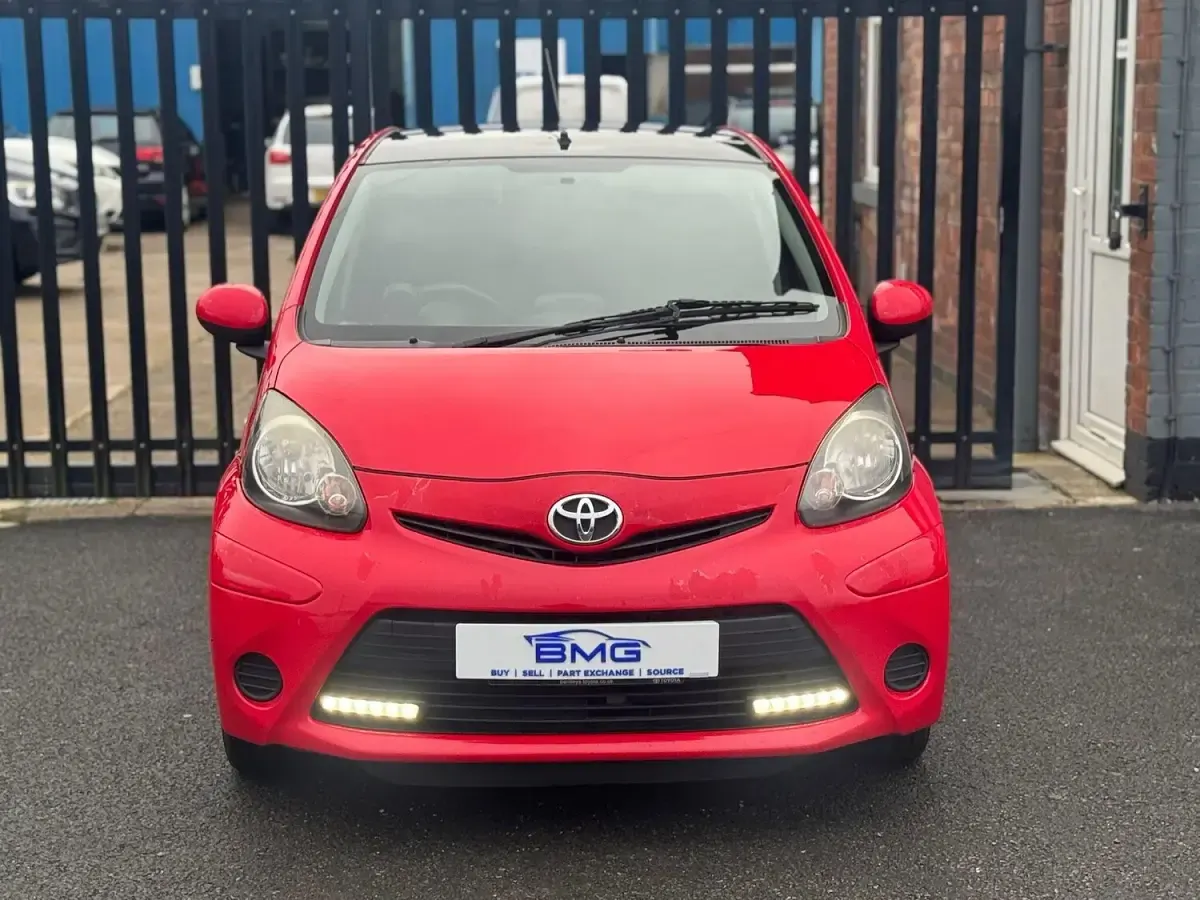 Used Toyota Aygo Style 68 HP (50 kW) 2013 Multicoloured Hatchback
