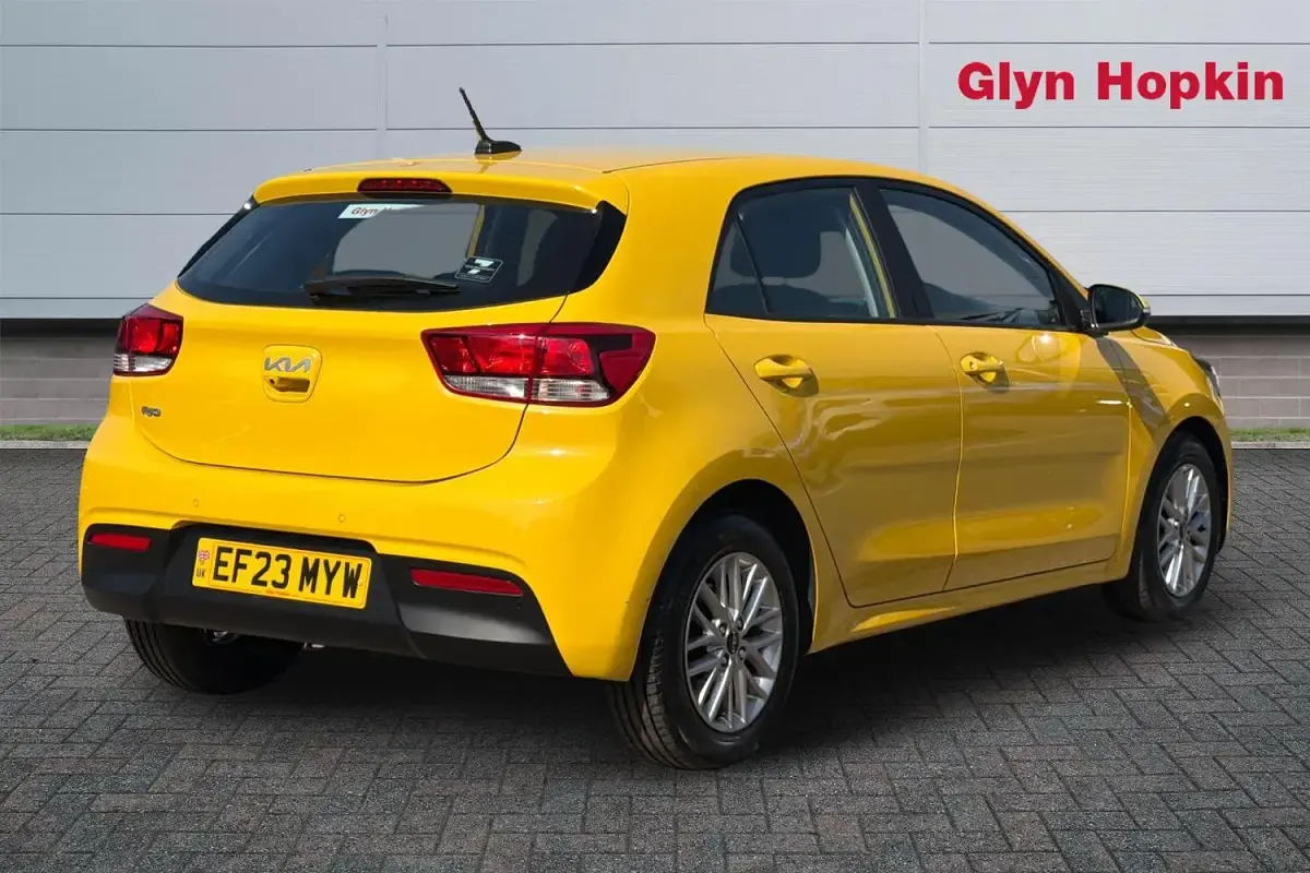 Used Kia Rio 84 HP (61 kW) 2022 Yellow Hatchback