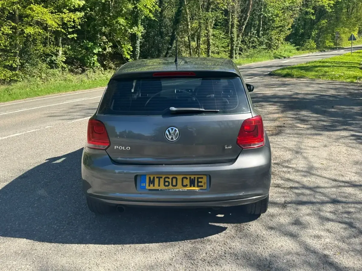 Usado VW Polo SEL 85 CV (62 kW) 2010 Gris Utilitario