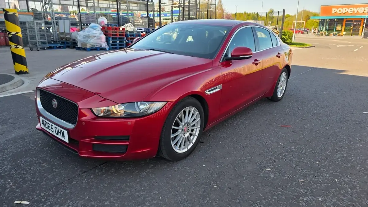 Begagnad Jaguar XE Prestige 2016 Röd Sedan