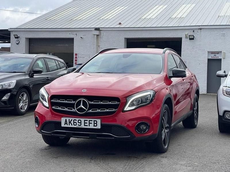 Used Mercedes GLA180 Urban 122 HP (89 kW) 2019 Red SUV