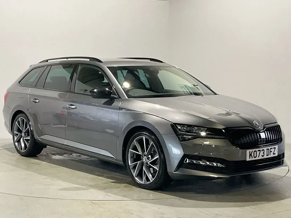 Gebraucht Skoda Superb SportlinePlus 150 PS (110 kW) 2024 Grau Kombi