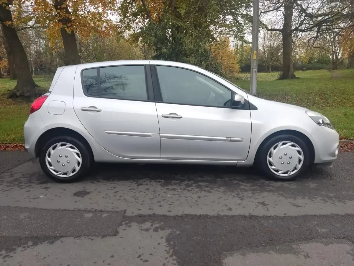 Used Renault Clio Expression 88 HP (64 kW) 2012 Silver Hatchback