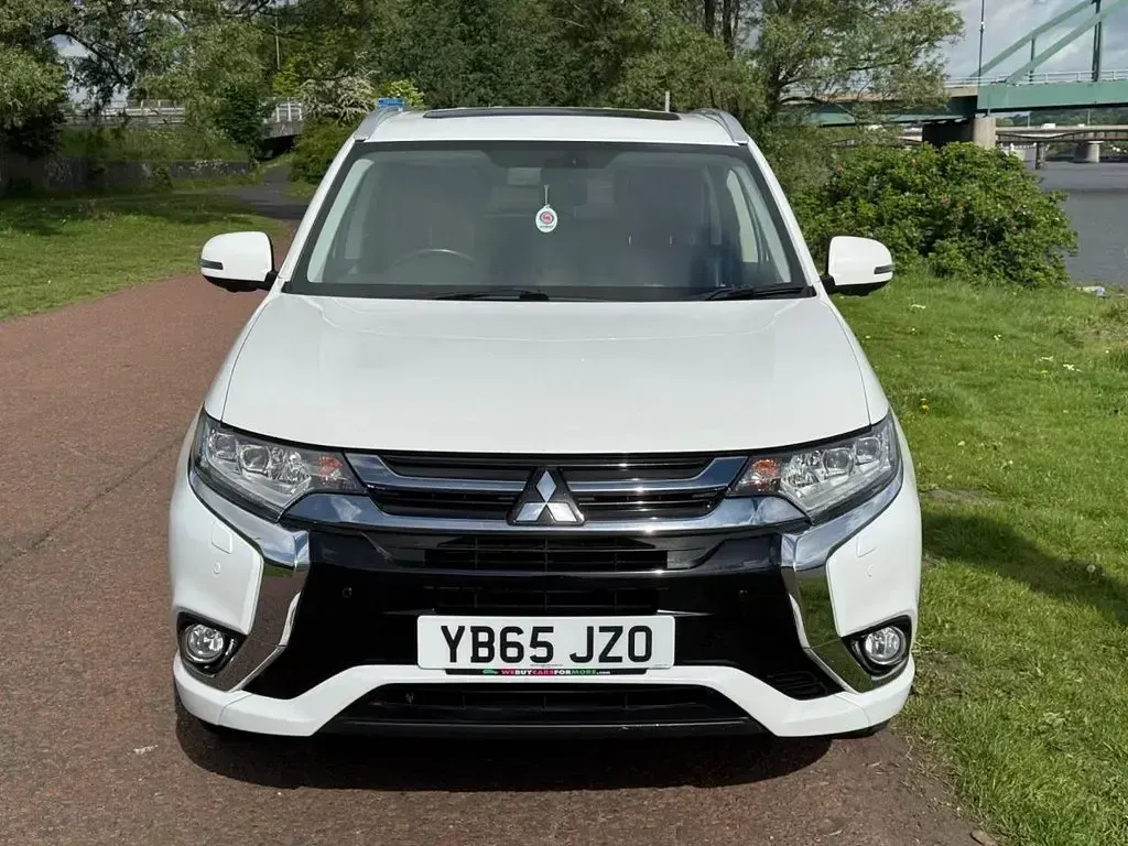 Used Mitsubishi Outlander P-HEV 200 HP (147 kW) 2015 White Estate