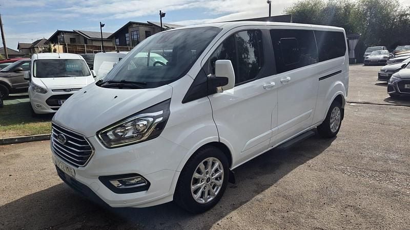 Usado Ford Tourneo Titanium 130 HP (95 kW) 2022 Branco Monovolume