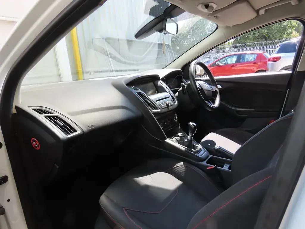 Used Ford Focus Zetec 120 HP (88 kW) 2016 White Hatchback
