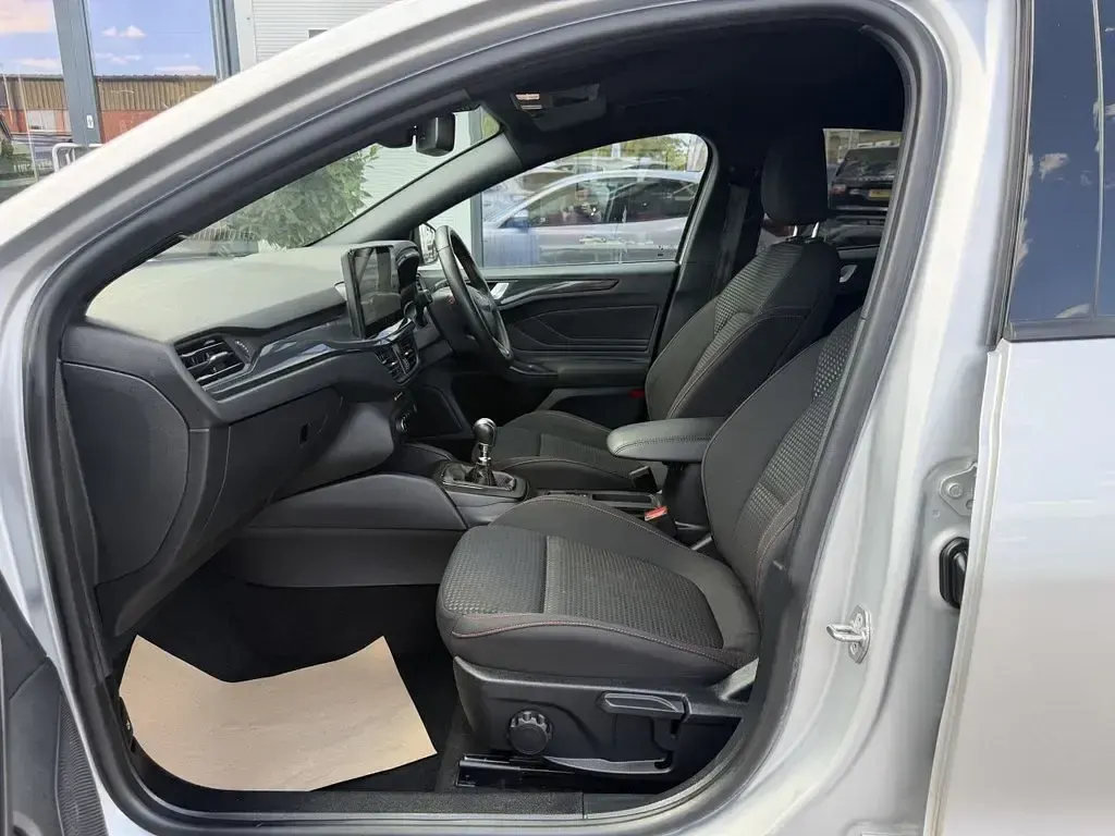 Used Ford Focus ST-Line 125 HP (91 kW) 2023 Silver Hatchback