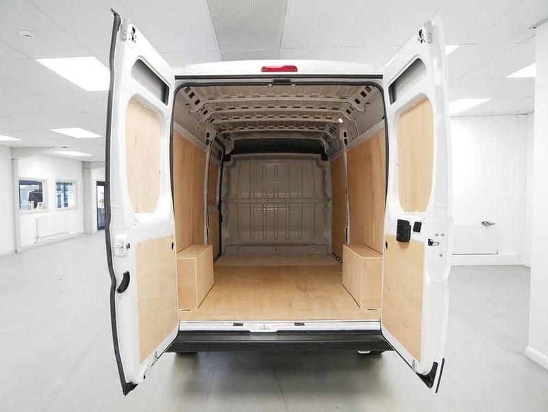 Second-hand Peugeot Boxer Premium 140 CP (102 kW) 2023 Alb Van