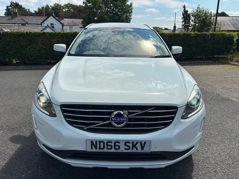 Used Volvo XC60 SE Lux 190 HP (139 kW) 2016 White SUV