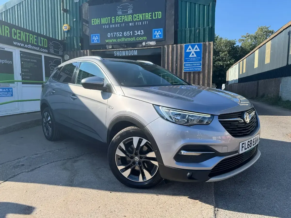 Used Vauxhall Grandland X Sport 130 HP (95 kW) 2018 Grey SUV
