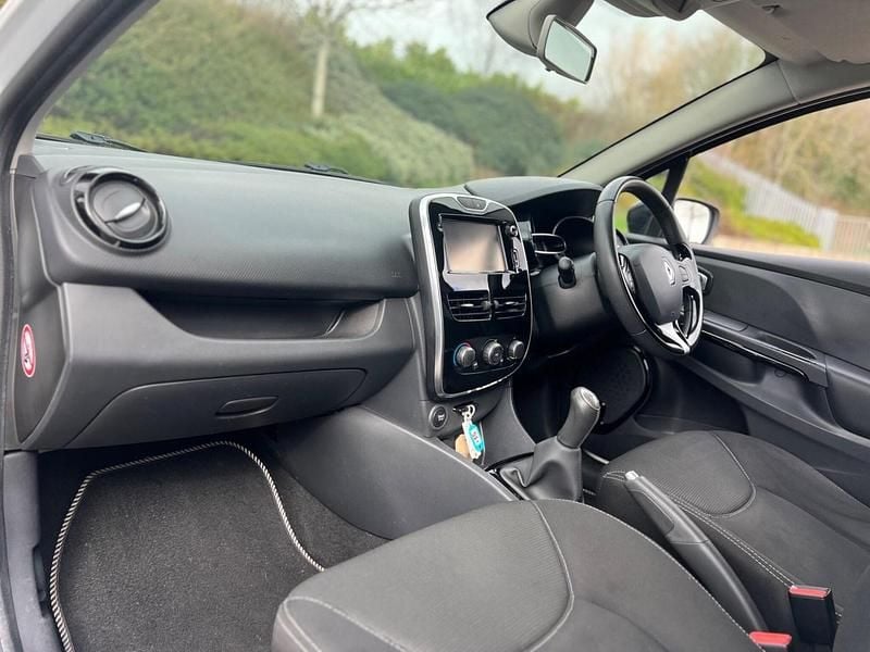 Used Renault Clio IV Dynamique 2015 White Hatchback