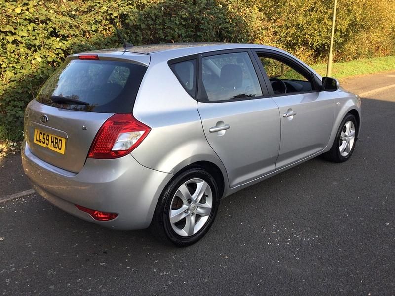 Used Kia Ceed 2009 Silver Hatchback