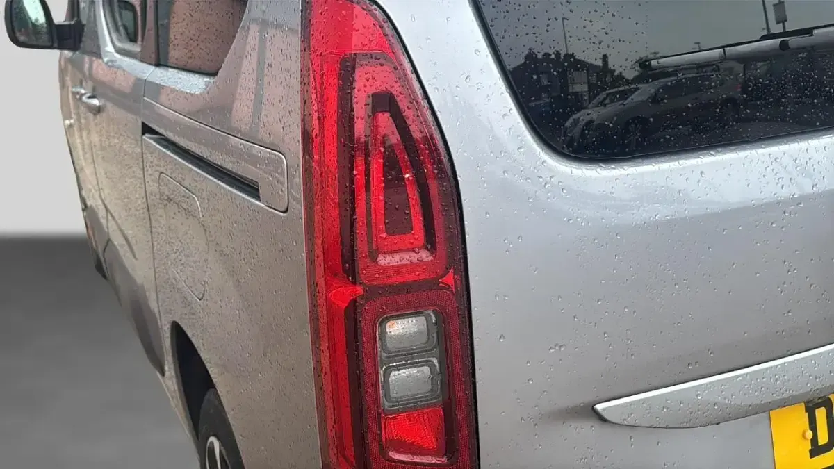 Usado Citroën Berlingo Flair 100 HP (73 kW) 2021 Cinzento Monovolume