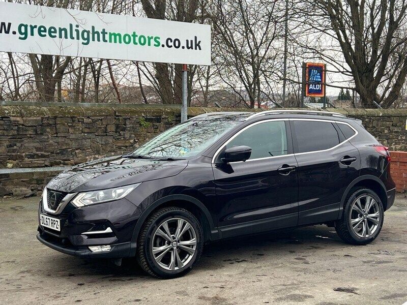 Black Used 2017 Nissan Qashqai N-Connecta SUV | £7,974 (Fair price) - Image 1/4
