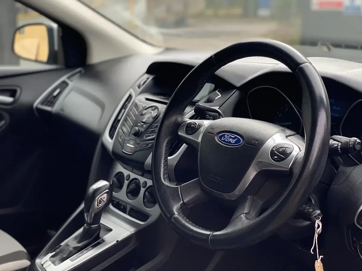Used Ford Focus Zetec 125 HP (91 kW) 2012 Silver Estate