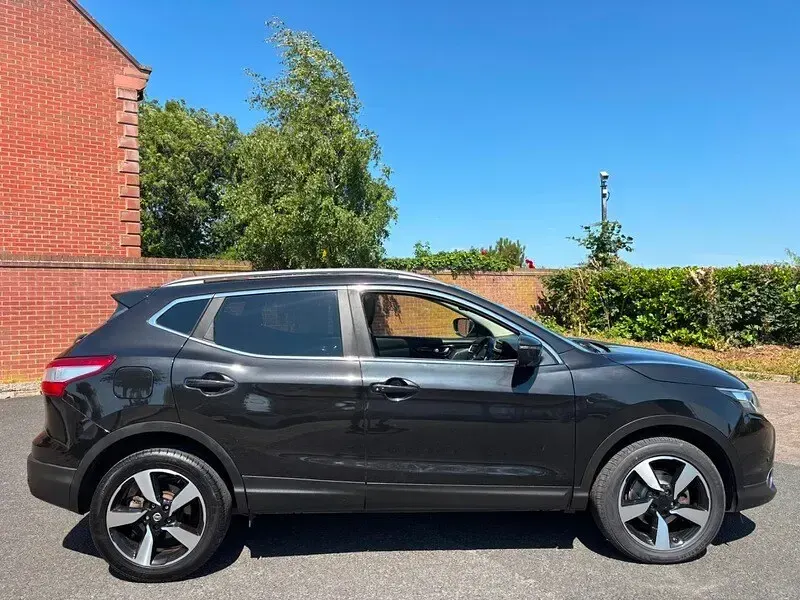 Used Nissan Qashqai N-Connecta 110 HP (80 kW) 2017 Black SUV