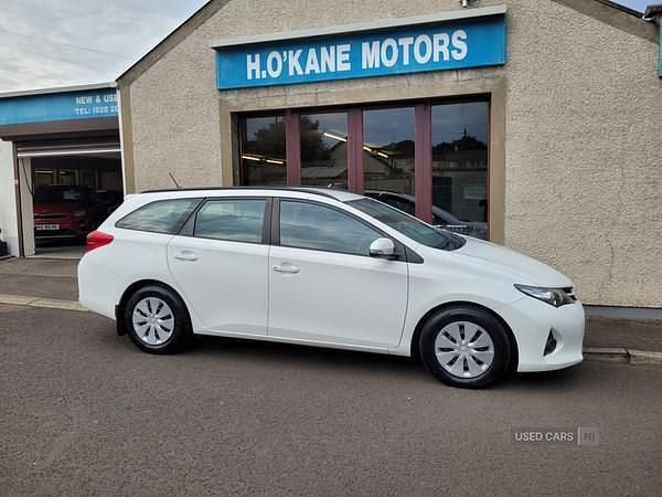 White Used 2015 Toyota Auris Active Estate | £7,995 (Fair price) - Image 1/4