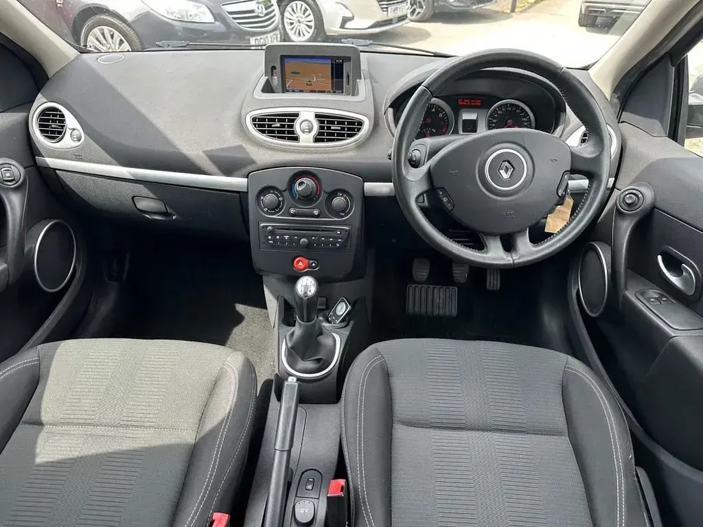 Used Renault Clio Dynamique 100 HP (73 kW) 2011 Grey Estate