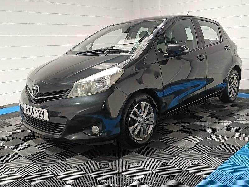 Used Toyota Yaris 99 HP (72 kW) 2014 Black Hatchback