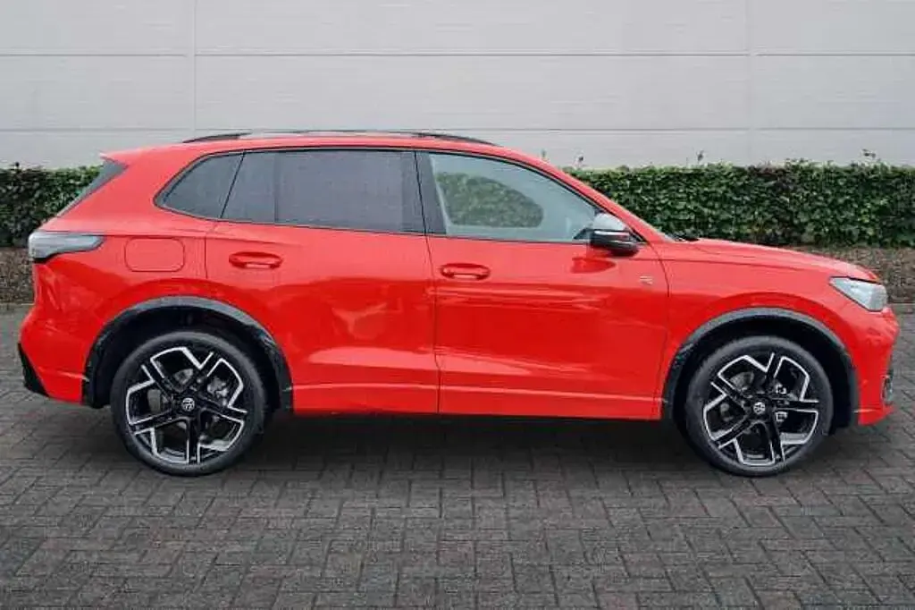 New VW Tiguan R-line 150 HP (110 kW) 2026 Persimmon red SUV