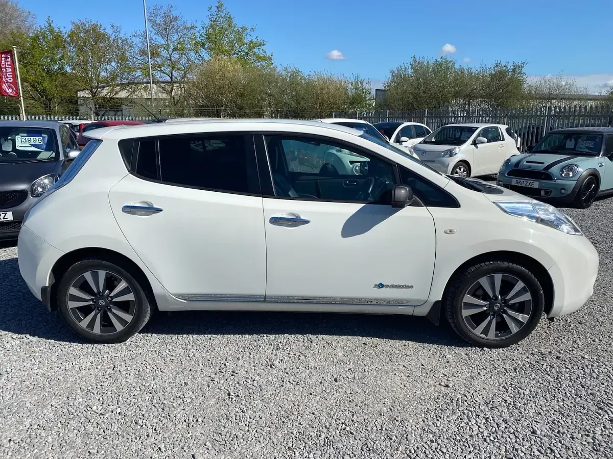 Used Nissan Leaf Tekna 80 kW (109 HP) 2015 White Hatchback