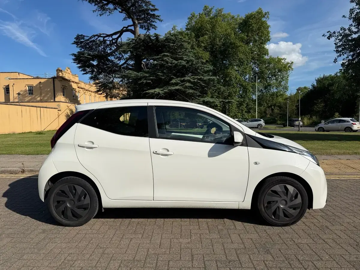 Used Toyota Aygo X-play 72 HP (52 kW) 2019 White Hatchback