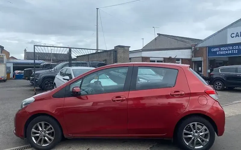 Used Toyota Yaris Plus 101 HP (74 kW) 2014 Red Hatchback