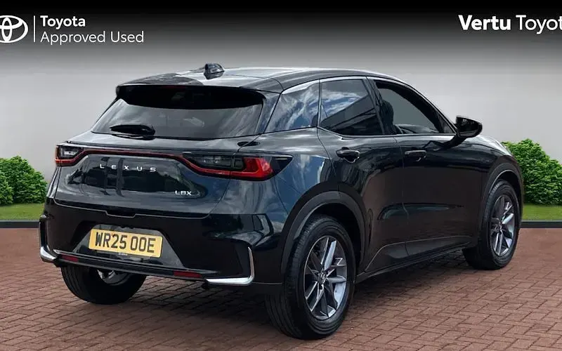 Second-hand Lexus LBX 136 CP (100 kW) 2025 Negru SUV
