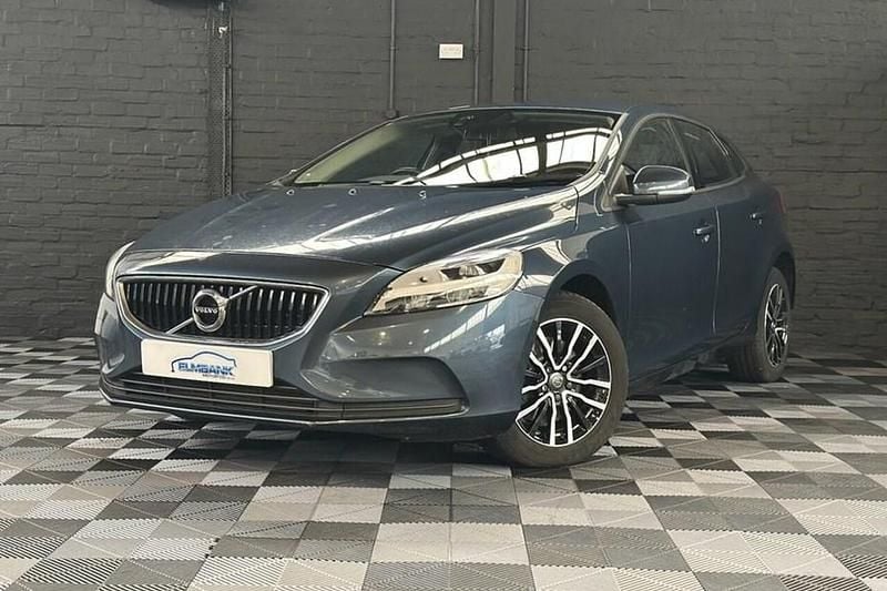 Used Volvo V40 Momentum 122 HP (89 kW) 2018 Blue Hatchback