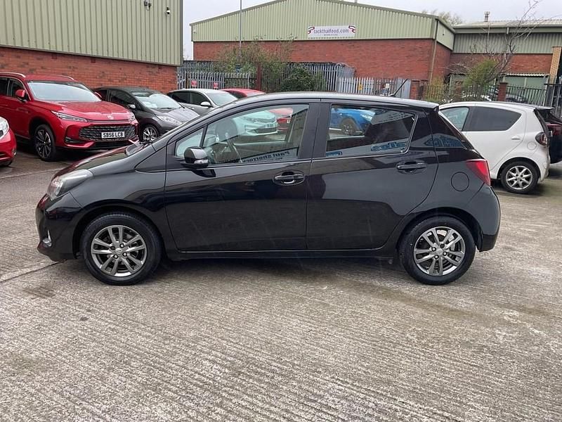 Used Toyota Yaris 99 HP (72 kW) 2015 Black Hatchback