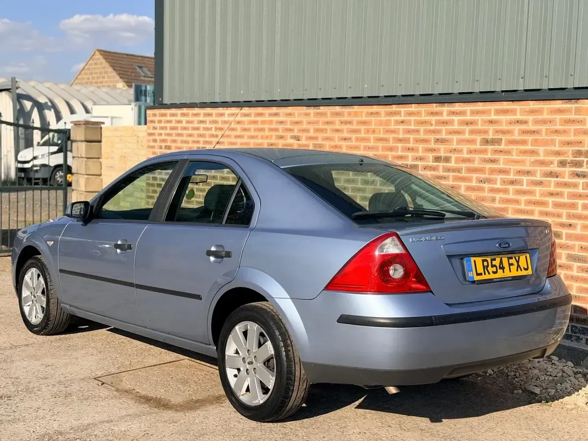 Used Ford Mondeo 2004 Blue Hatchback