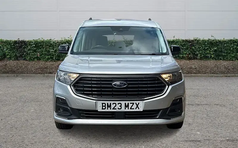 Usado Ford Tourneo Titanium 122 CV (89 kW) 2023 Plateado Familiar