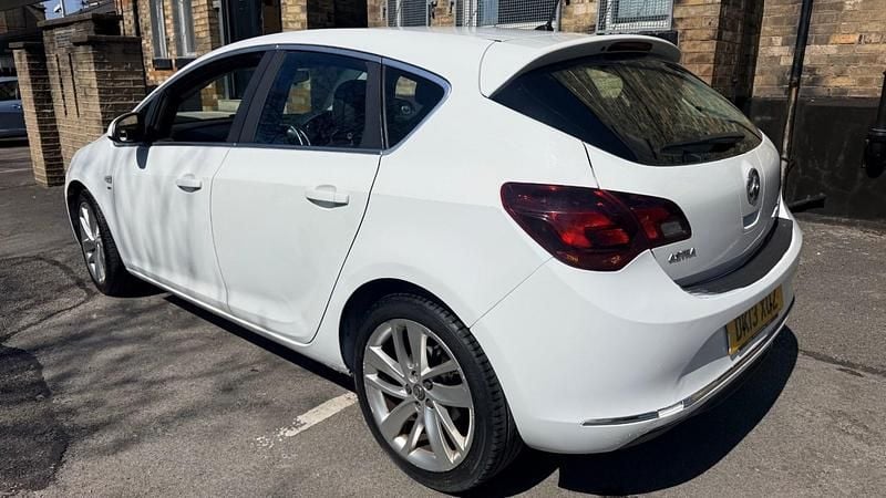 Used Vauxhall Astra SRi 2013 White Hatchback